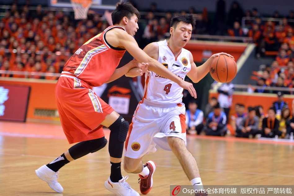 莫泰尤纳斯在八一队内线群中高高跃起，以一敌三强势摘下进攻篮板，眼神中透露着不可动摇的决心。