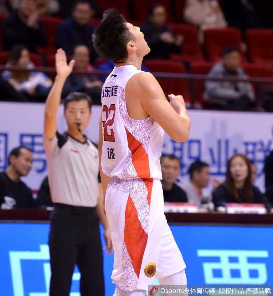 吴轲在篮下卡住防守球员，强硬地摘下前场篮板，随即在对方头顶完成二次进攻，打进关键一球。