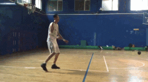 在篮下激烈的肌肉碰撞中，他利用一个灵活的落步卡住身位，随后不等身体站稳，便顺势起跳，用一记漂亮的单手抛射终结了这次进攻，展现出强大的核心力量和终结能力。