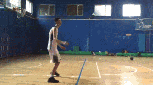 背身接球后，中轴脚稳稳扎地，一个迅捷的转身如同陀螺般甩开防守，随即手腕轻挑，勾手投篮空心入网，整套动作行云流水。