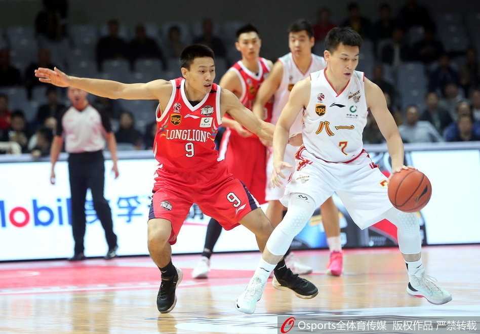 广州龙狮队球员汉斯布鲁在八一队内线群中高高跃起，以绝对力量优势完成单手劈扣，篮筐仿佛都在颤抖。