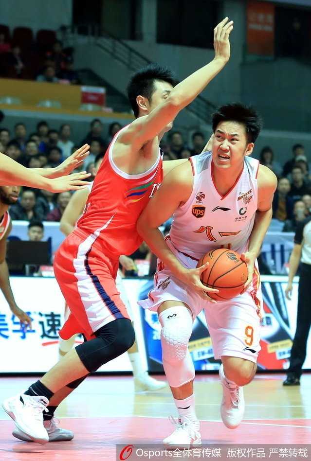 终场哨响后，广州龙狮队球员陈盈骏如释重负地握紧拳头，汗水浸透的球衣见证了他们这场来之不易的客场胜利。