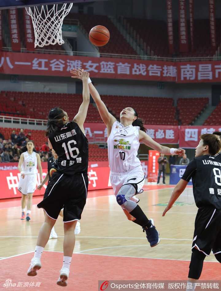 清脆的终场哨响，八一女篮的姑娘们围成一圈，脸上洋溢着胜利的喜悦，汗水在灯光下闪闪发光，映照出团队篮球最美的模样。