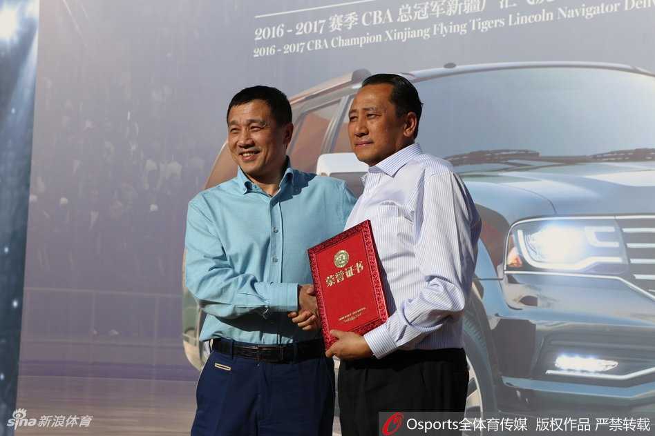 身着笔挺西装的侯伟手捧“终身副总裁”证书，神情庄重而感慨，这座奖杯背后是他十余年如一日对新疆篮球的执着深耕与血泪付出。