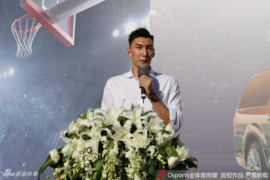 侯伟手持话筒站在台前发表感言，身后是巨大的冠军背景板，他目光坚定，仿佛正在描绘新疆男篮未来的宏伟蓝图。