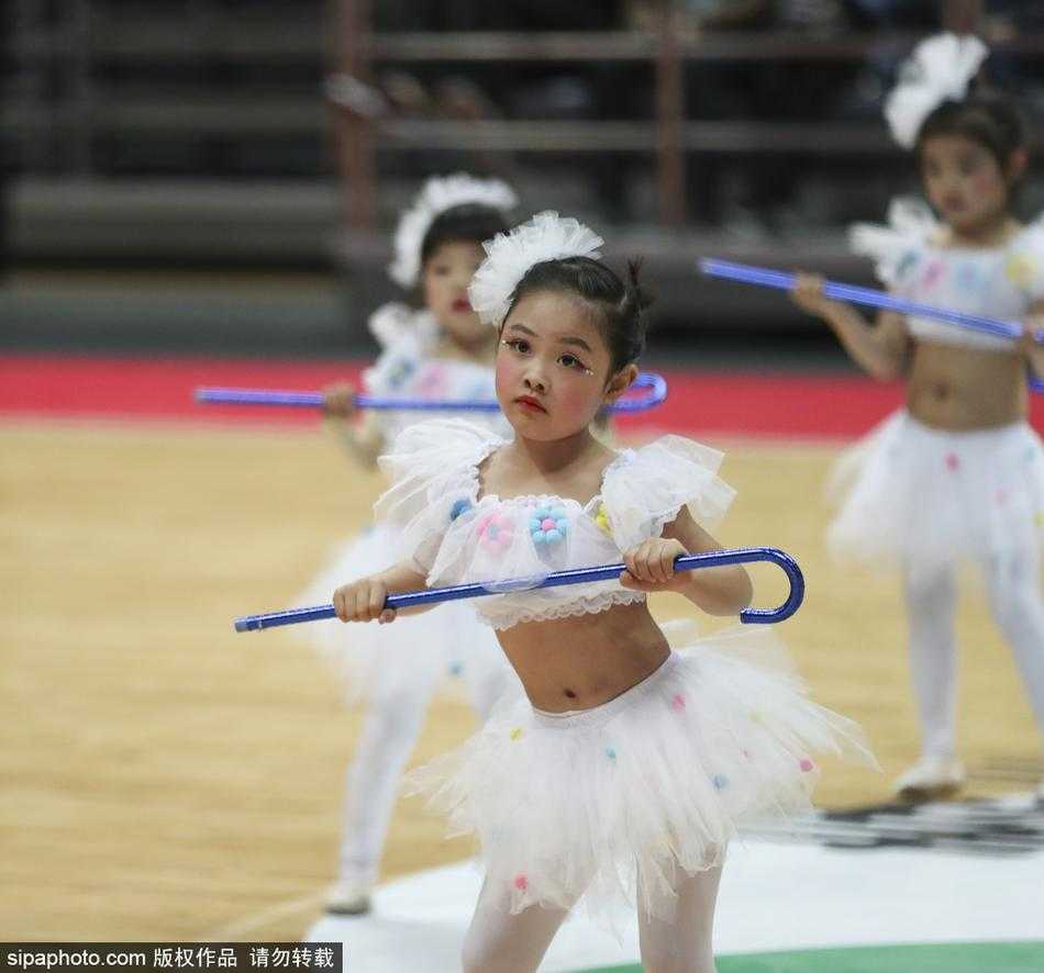 表演中，宝贝们一字排开，整齐地踏着舞步，手中的拐棍仿佛有了生命，将青春的活力与创意的趣味完美融合。