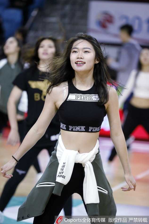 吉林篮球宝贝在严寒中身着亮黄色短裙热力起舞，灿烂笑容瞬间点燃赛场气氛