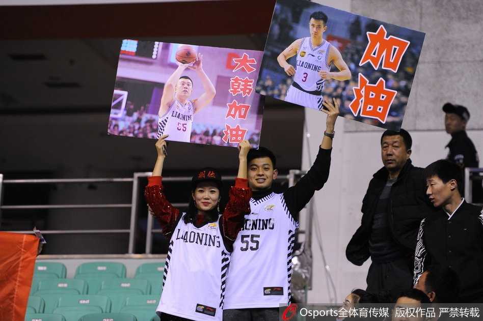 赛后，辽宁男篮全体队员手拉手走向场地中央，向看台上久久不愿离去的球迷们鞠躬致谢。蓝色的球场灯光映照着球员们的身影，看台上是依然挥舞着双臂的球迷，场面温馨而感人。