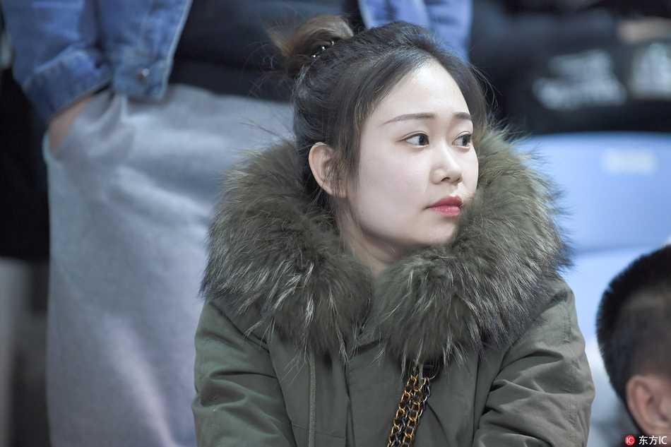 终场哨响后，一位吉林女球迷难掩激动之情，双手比出胜利的手势，笑容灿烂得如同盛夏的阳光，庆祝着球队在这场强强对话中的顽强表现