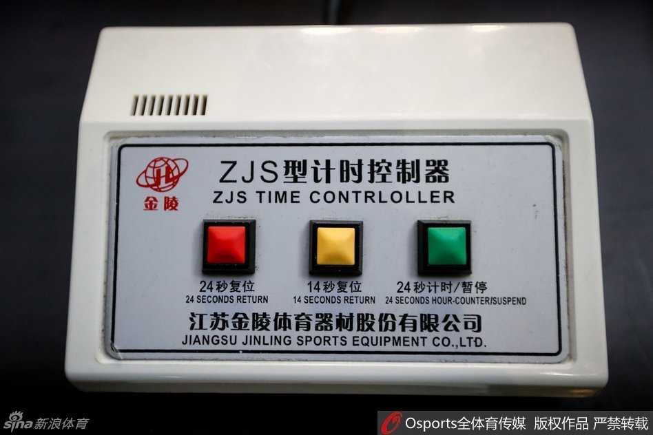 明亮的体育馆内，高大的篮架下，记录台的工作人员正在进行最后的设备确认，巨大的CBA标志悬挂在背景板上，一切准备就绪，静待开场哨音的响起。