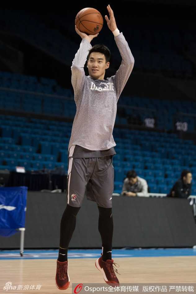 巴赫拉米在力量房中进行着核心力量训练，汗水浸透衣衫，他知道对抗激烈的比赛需要最强壮的身体作为支撑。