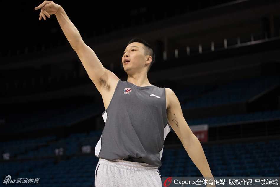 训练结束后，球员们进行放松恢复，虽然身体疲惫，但赢下比赛的信念让每个人的脸上都带着笑意。