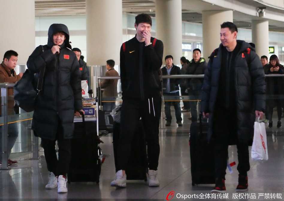 另一名红队队员也出现在镜头中，他身穿便装，正低头查看手机，也许是在向家人和朋友报平安，分享客场攻克首尔的喜悦。