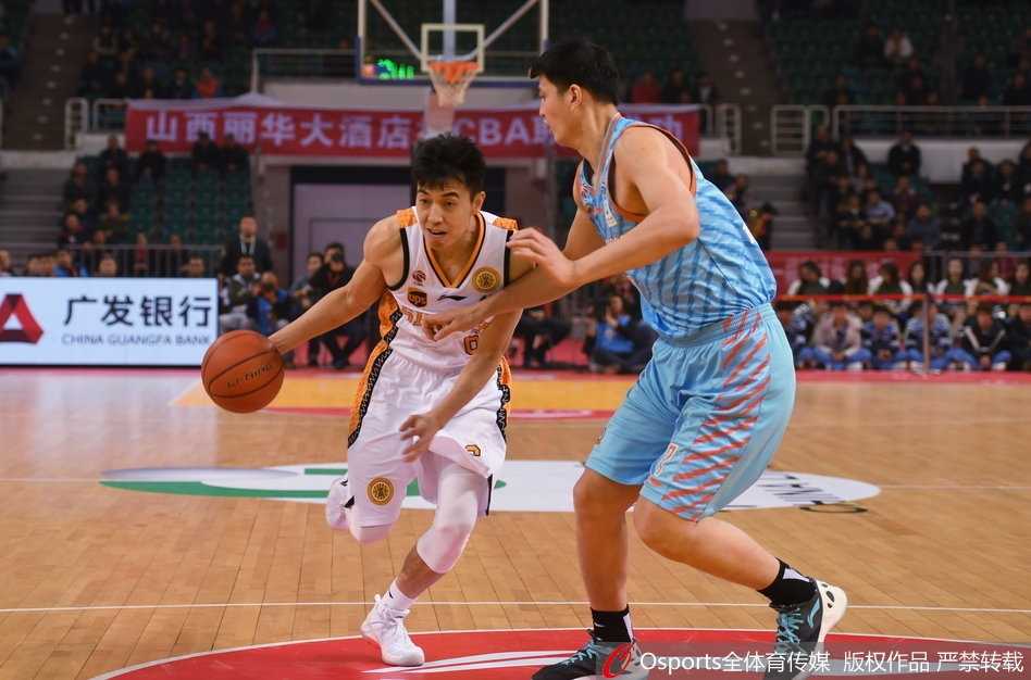 山西外援斯科拉在新疆队高大内线的围堵下，依然强硬地用梦幻脚步将球放进篮筐，眼神中充满了必胜的信念。