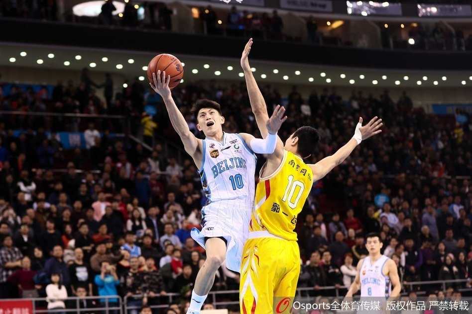 北京首钢外援汉密尔顿力压南京同曦防守球员，高高跃起单手劈扣，整个五棵松体育馆仿佛都因这记势大力沉的灌篮而震颤。