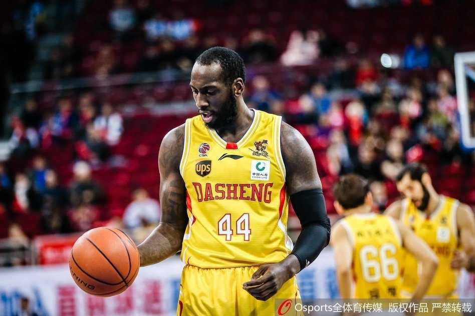 老将张松涛在篮下背身单打，利用强壮的身体卡住防守球员郭一飞，准备施展他标志性的篮下转身技术。