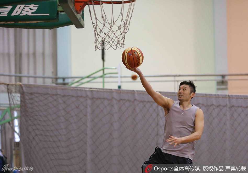 刘炜弯腰系紧鞋带，这一简单的动作他重复了二十多年，对篮球的初心始终未变