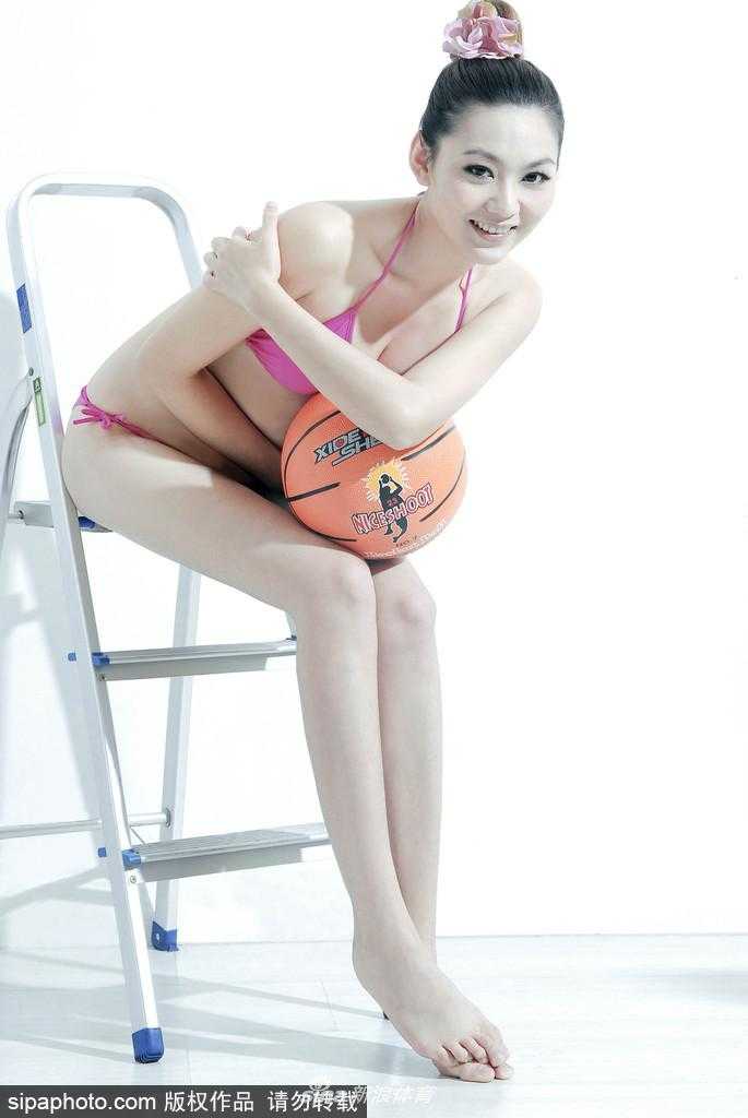 刘闻雯轻倚在篮球架旁，身体线条流畅而有力，仿佛一头蓄势待发的猎豹，随时准备在人生的赛场上再次冲刺。