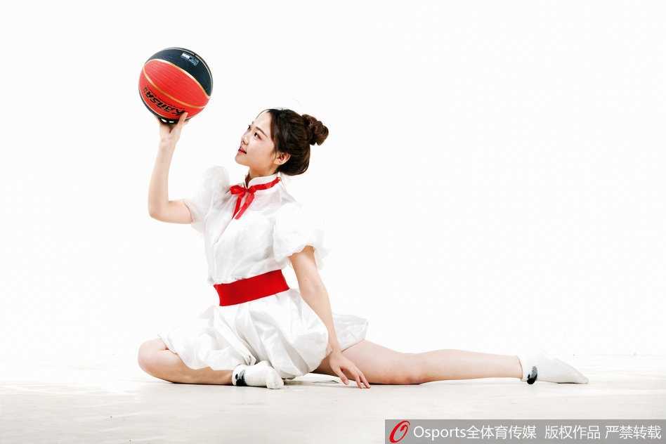 镜头捕捉到一名队员完成一字马后回眸一笑的温柔瞬间，汗水微微打湿了发梢，但眼中的光芒却比场馆的灯光还要明亮，那是属于舞者的骄傲与快乐。