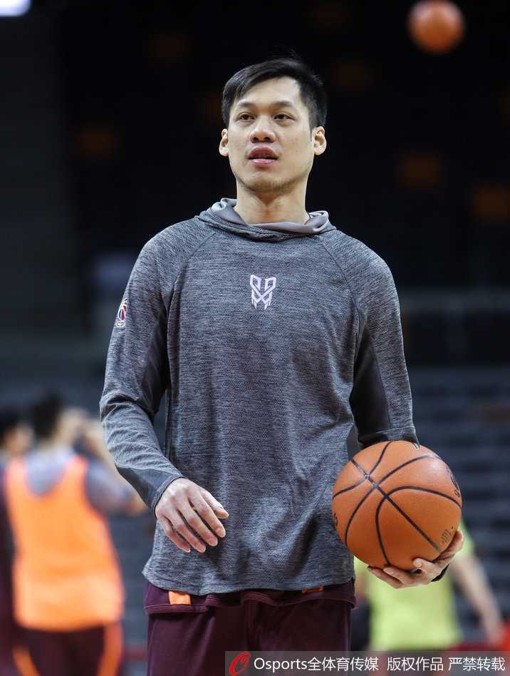 李春江双手拢在嘴边，正大声向场内传达着新的指令，那张因为用力而涨红的脸庞，写满了对胜利毫不掩饰的渴望。