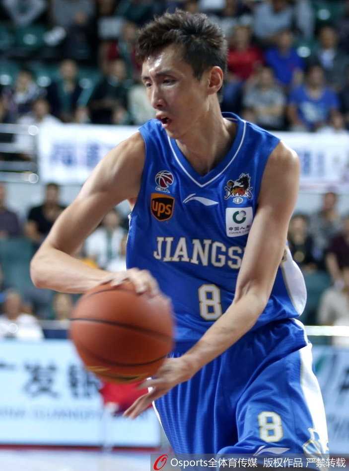 江苏队长易立加时赛左侧四十五度张弓搭箭，稳稳命中三分，一剑封喉，彻底扑灭了福建队最后的反扑火焰