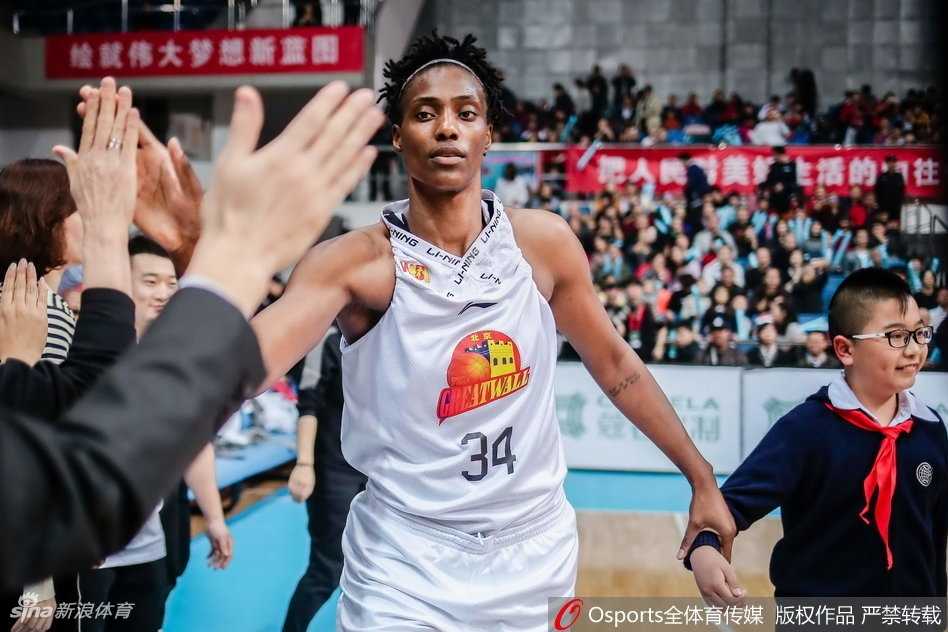 暂停期间，主教练张云松手持战术板，神情专注地向队员们布置战术，邵婷和福尔斯等主力球员围成一圈，认真倾听，眼神中充满信任。