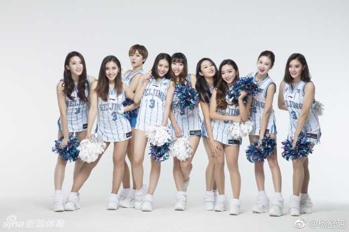 京剧扮相的领舞在《定军山》的鼓点中惊艳亮相，将国粹的魂与啦啦操的力完美融合，定格成一幅流动的东方美学画卷。