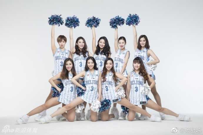 雨伞道具在队员手中一收一合，如同盛开又合拢的莲花，配合着古典琵琶的弦音，街舞的律动与传统韵味在此刻奇妙交融。