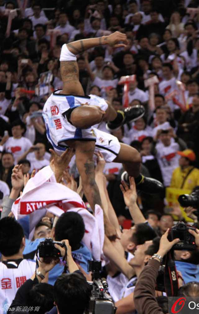 马布里铜像在五棵松揭晓，他西装革履与铜像深情对视