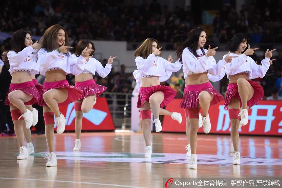 篮球宝贝们深情演绎一支柔美舞蹈，她们眼含星光，面带微笑，将女性特有的妩媚与力量完美融合在聚光灯下。
