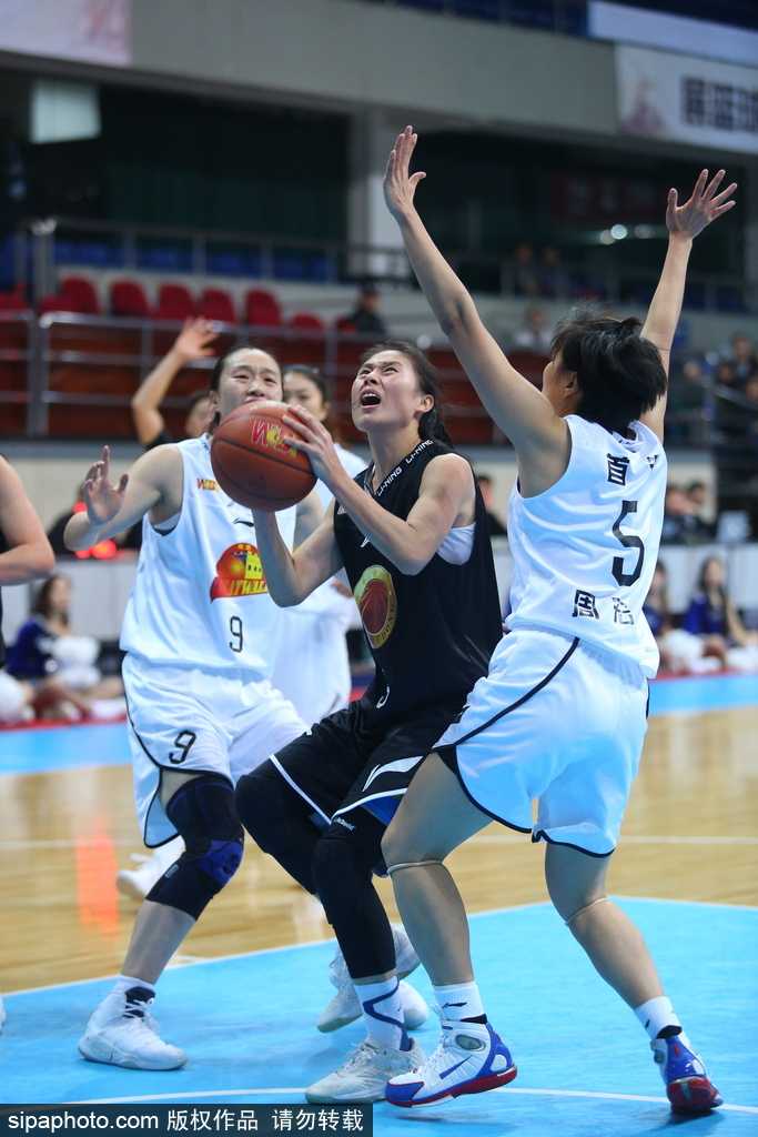 北京女篮外援福尔斯在山东队内线多人包夹之下依然强硬起跳，单手托球准备完成一次势在必得的进攻，展现了其在内线的绝对统治力