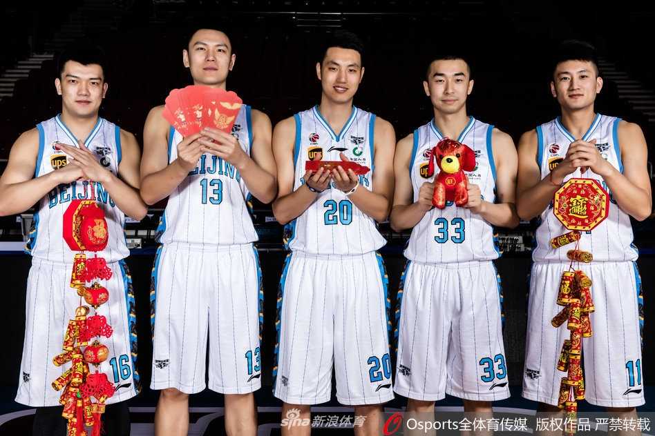 方硕手持火红的中国结，眉眼间带着京城独有的从容与自信，身后的红色背景墙映衬出他作为球队核心后卫的沉稳气质。