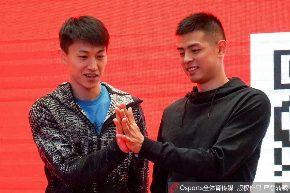 北京首钢队员翟晓川与队友在见面会上默契击掌，眼神中充满坚定与信任，仿佛在说新赛季我们一起扛