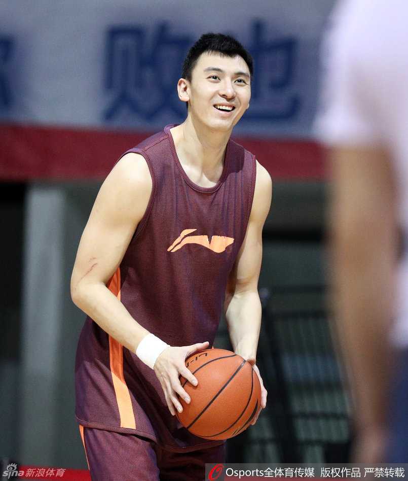 吉喆在对手的内线夹缝中高高跃起，手腕轻柔一抖，篮球划出一道熟悉的弧线，这是他每场比赛都在重复的、为球队续上关键火力的动作。