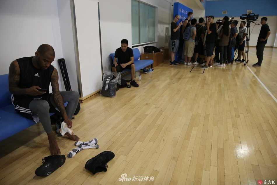 汉密尔顿在内线卡位要球，肌肉线条分明，即便只是训练也全力以赴，尽显“火锅师傅”的防守威慑力。