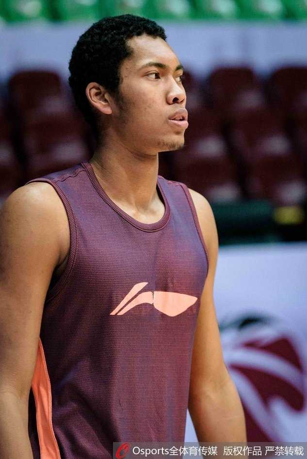 汗水浸透了训练背心，刘晓宇在底角位置接球就投，姿势标准而流畅，仿佛要将此前因伤缺阵的所有遗憾都化作此刻一次次精准的命中。