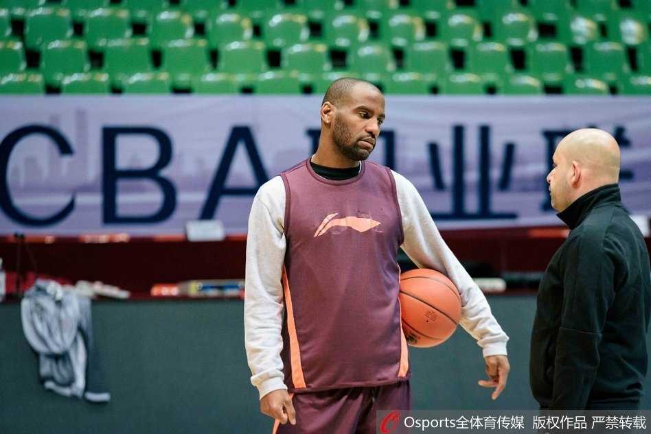 在聚光灯的照射下，刘晓宇神情专注，高高跃起完成一次中距离跳投，篮球在空中划出一道完美的弧线，整个球馆都仿佛在等待这一声清脆的入网声。