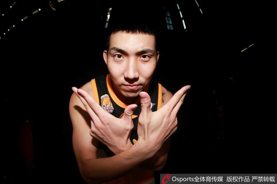 外援亚当斯与队友在拍摄间隙开怀大笑，身旁的摄影器材与灯光勾勒出后台轻松愉悦的时尚大片氛围。