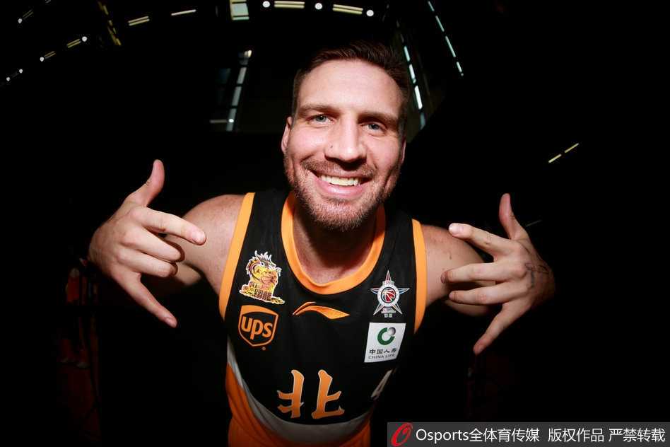 方硕与张智涵等后场球员围坐在一起，手中把玩着篮球，眼神中透露出北京爷们儿的自信与从容。