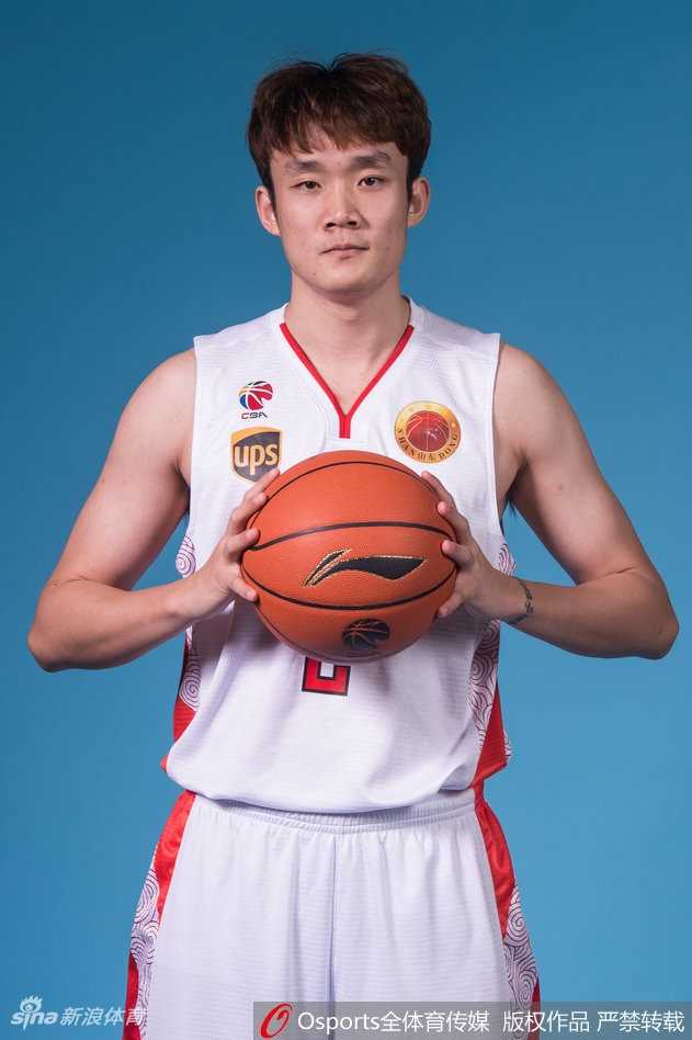 丁彦雨航面对防守，干拔跳起，指尖轻柔地将球拨出，篮球在空中划出一道彩虹般的弧线。