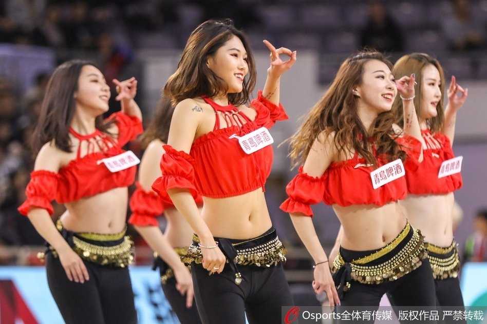 队员舞动瞬间，流苏裙摆划出优美弧线，队形整齐如精灵列队