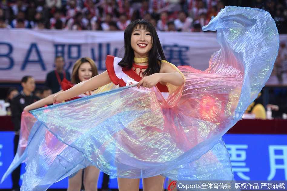 啦啦队谢幕环绕球场，与观众挥手道别，笑容温暖冬夜