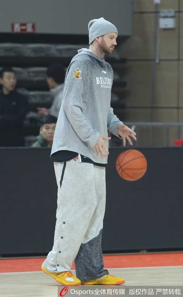 训练间隙，兰多夫将绒帽的护耳紧紧系好，仿佛在为自己系上战斗的铠甲，每一个细节都透露出对寒冷的抵御和对胜利的渴望。