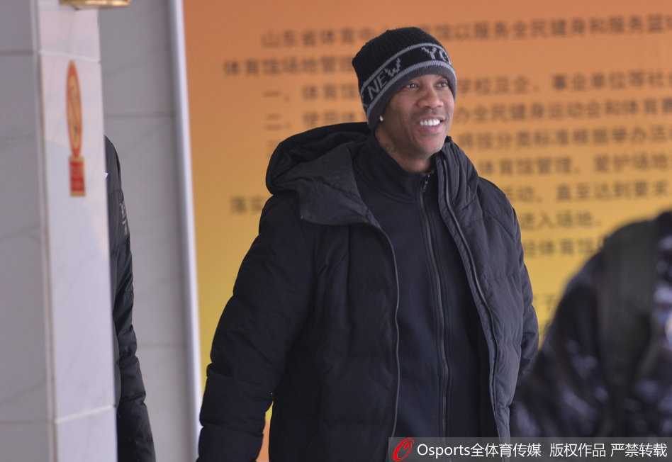 北控队其他队员在进行投篮热身训练，杨敬敏手感柔和，小将许梦君也在积极寻找外线准星。