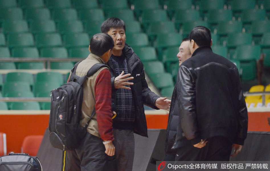 主帅丁伟指导在训练场边双手插兜，神情严肃地注视着场上队员的一举一动，思考着应对山东队的战术。