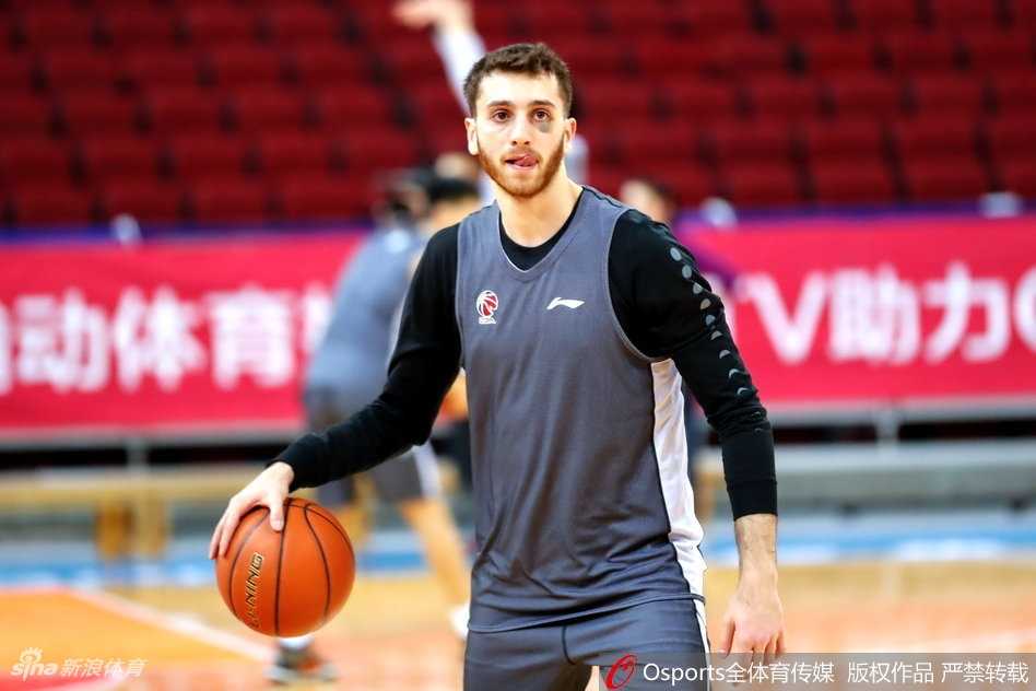 阿拉基与队友们在训练场上围成一圈,击掌鼓劲,团队氛围热烈融洽