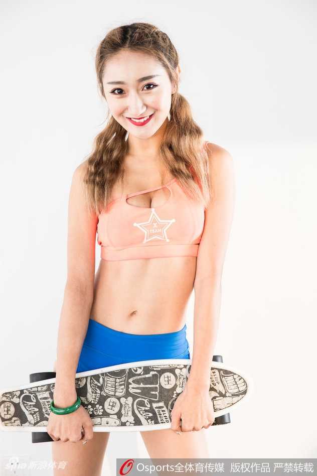 运动写真拍摄中，宝贝展现柔韧身姿，背景是篮球场座位席。