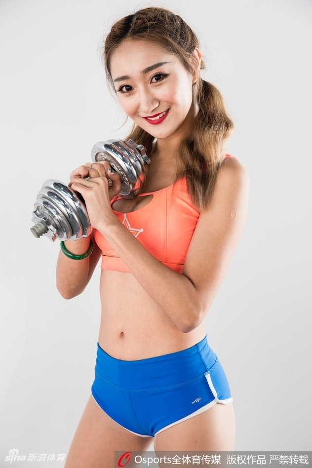 啦啦宝贝露出甜美笑容，双手比心，与看台球迷互动瞬间。