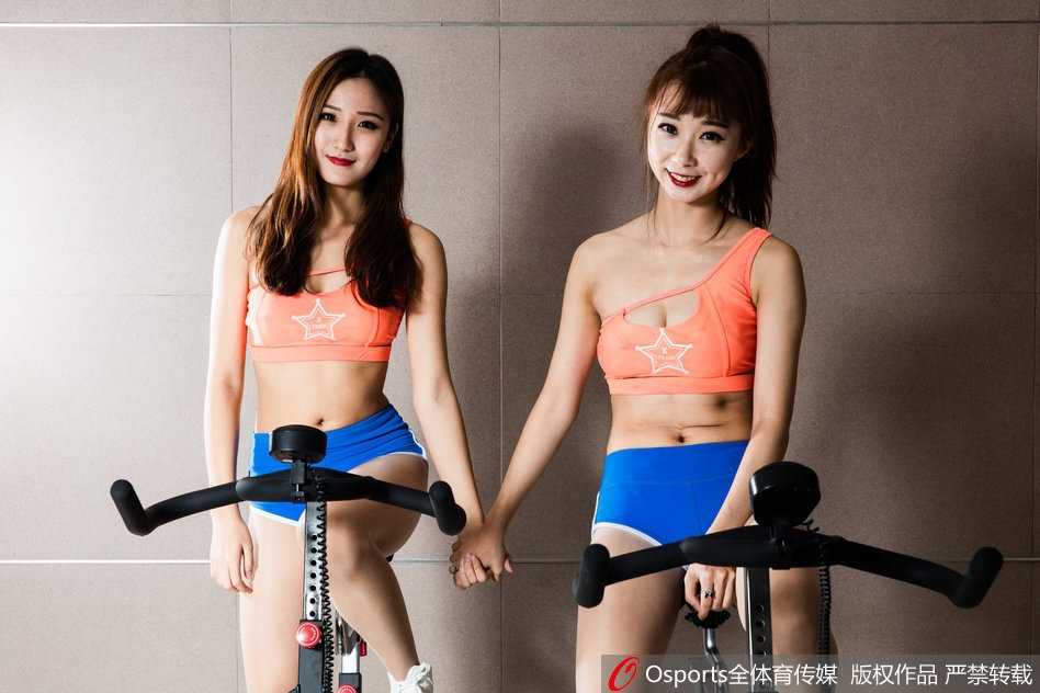 手持彩球的啦啦队女孩在镜头前展现迷人的微笑，飞扬的彩带与明亮的眼眸相映成趣，这张运动写真将赛场上的极致诱惑力定格为永恒的魅力瞬间。