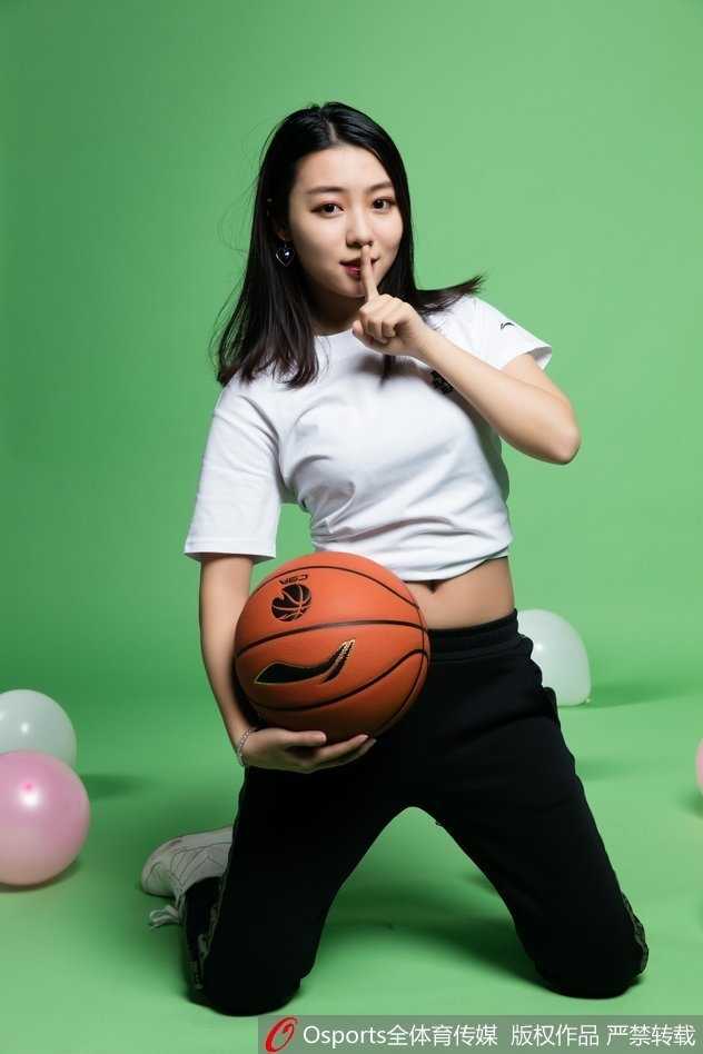 最后一张写真中，宝贝们排成一排，对着镜头做出各种搞怪又可爱的集体pose，有的比耶，有的嘟嘴，姐妹情深与青春的无敌活力在此刻定格，成为相机中最珍贵的画面。